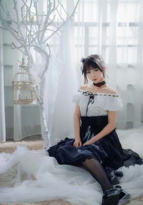 红色假期黑色婚礼_720免费高清观看